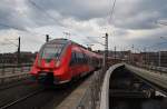 Hier 442 820-7 als RE7 (RE18728)  Airport-Express  von Bad Belzig nach Wünsdorf-Waldstadt, bei der Ausfahrt am 1.5.2014 aus Berlin Hbf. 