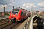 Hier 442 320-8 als RE7 (RE18728)  Airport-Express  von Dessau Hbf. nach	Wünsdorf-Waldstadt, bei der Ausfahrt am 27.6.2014 aus Berlin Hbf. 