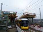 Die neue Straßenbahnhaltestelle am Berliner Hauptbahnhof ist noch nicht in Betrieb, ihr wellenförmiges Dach soll an die geschwungenen Formen des Bahnhofs erinnern.