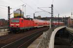 Hier 143 306-9 mit einer RB14 (RB18916)  Airport-Express  von Berlin Schönefeld Flughafen nach Nauen, bei der Einfahrt am 13.12.2014 in Berlin Hbf.