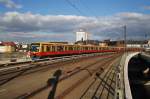 Hier 481 503-1 als S7 von Ahrensfelde nach Potsdam Hbf., bei der Einfahrt am 6.4.2015 in Berlin Hbf.