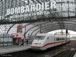 Stilbruch: SIEMENS-ICE unter der BOMBARDIER-Werbung; BR 402  Rheinsberg  bei Ausfahrt aus Berlin Hbf als ICE 546/556 nach Koblenz - 13.08.2006  