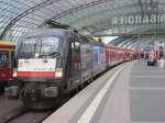 Die ES 64 U2-008 der MRCE, vermietet an DB Regio Nordost, am 13.04.2015 mit dem abendlichen IRE von Berlin-Ostbahnhof nach Hamburg Hbf hier im Berliner Hbf.