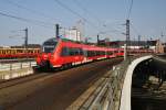 Hier 442 638-3 und 442 826-4 als RB14 (RB18922)  Airport-Express  von Berlin Schönefeld Flughafen nach Nauen, bei der Einfahrt am 10.4.2015 in Berlin Hbf.