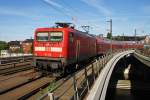 Hier 112 133 mit einer RB14 (RB18926)  Airport-Express  von Berlin Schönefeld Flughafen nach Nauen, bei der Einfahrt am 30.6.2015 in Berlin Hbf.