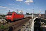 Hier 101 016-4 mit IC140 von Berlin Ostbahnhof nach Amsterdam Centraal, bei der Einfahrt am 1.8.2015 in Berlin Hbf.