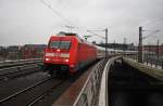 Hier 101 056-0 mit IC1915 von Berlin Ostbahnhof nach Stuttgart Hbf., bei der Einfahrt am 18.12.2015 in Berlin Hbf.