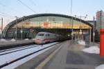 Das letzte Abendrot leuchtet noch auf die Hallenschürze des Berliner Hauptbahnhofs.