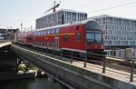 Von 143 002-4 gezogen verlässt die RB14 (RB18919)  Airport-Express  auf der Fahrt von Nauen nach Berlin Schönefeld Flughafen den Berliner Hauptbahnhof.