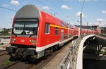 Von 143 002-4 gezogen verlässt die RB14 (RB18925)  Airport-Express  von Nauen nach Berlin Schönefeld Flughafen am 13.5.2016 den Berliner Hauptbahnhof.