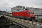 101 032-1 drückt am Abend des 31.7.2016 den IC1924 von Köln Hauptbahnhof nach Berlin Ostbahnhof aus dem Berliner Hauptbahnhof.