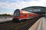 RB14 (RB18906)  Airport-Express  von Berlin Schönefeld Flughafen nach Nauen verlässt am 2.8.2016 das neu angelegte Biosphärenreservat  Berlin Hauptbahnhof . Schublok war 143 306-9.