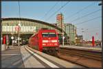 Bei schnsten Fotowetter, fhrt 101 028 mit dem EC 240  Wawel  von Krakow Glowny nach Hamburg-Altona aus dem Hauptbahnhof Berlin aus.