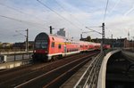 RB26318  S-Bahn Ersatzverkehr  von Berlin Friedrichstraße nach Berlin Charlottenburg erreicht am 29.10.2016 geschoben von 143 333-3 den Berliner Hauptbahnhof.