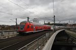 RE1 (RE18178) von Frankfurt(Oder) nach Brandenburg Hauptbahnhof fährt am 29.10.2016 geschoben von 182 019-0 in den Berliner Hauptbahnhof ein. 