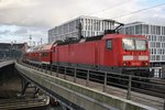 143 193-1 drückt am 29.10.2016 die RB26401  S-Bahn Ersatzverkehr  von Berlin Charlottenburg nach Berlin Friedrichstraße aus dem Berliner Hauptbahnhof.