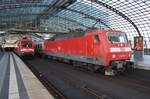 120 143-3 und 120 126-8 (Zugspitze) begegnen am 30.10.2016 mit dem IC2905 von Berlin Ostbahnhof nach Frankfurt(Main) Hauptbahnhof im Berliner Hauptbahnhof der 182 015, die mit dem RE1 (RE18117) von