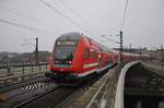 Von 182 016-6 geführt verlässt der RE1 (RE3173) von Brandenburg Hauptahnhof nach Frankfurt(Oder) am 17.12.2016 den Berliner Hauptbahnhof.