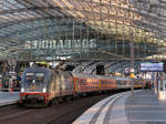 Im Berliner Hbf steht der Taurus 242 517 von Hectorrail mit dem Locomore Fernzug nach Stuttgart.