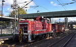 DB Cargo AG, Mainz mit ihrer  363 147-0  (NVR:  98 80 3363 147-0 D-DB ) und einem Hochbordwagen am Haken am 23.10.24 Durchfahrt Bahnhof Berlin-Hohenschönhausen.