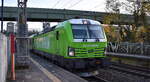 FlixTrain GmbH, München [D] mit der ELL Vectron  193 435  [NVR-Nummer: 91 80 6193 435-5 D-ELOC] und Wagengarnitur auf dem Weg zur Bereitstellung am 05.11.24 Durchfahrt Bahnhof