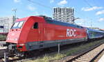 RDC Asset GmbH, Hamburg [D] mit ihrer  101 099-0  [NVR-Nummer: 91 80 6101 099-0 D-RDC] wird mit dem SJ EURONIGHT nach Stockholm am Abend des 01.08.24 im Bahnhof Berlin-Lichtenberg bereitgestellt.