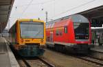 Hier links VT650.71 als ein OE36 von Berlin Lichtenberg nach Frankfurt(Oder) und rechts eine RB14 von Berlin Lichtenberg nach Berlin Schnefeld Flughafen, diese beiden Zge standen am 28.1.2012 in Berlin Lichtenberg.