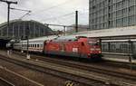 101 094 mit neuer Werbebeklebung und IC in Berlin Ostbahnhof. 05.07.17