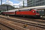 182 021-6 steht am 6.8.2017 mit dem IRE4278  Berlin-Hamburg-Express  von Berlin Ostbahnhof nach Hamburg Hauptbahnhof im Berliner Ostbahnhof bereit. 