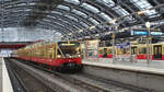 Ein Vollzug der BR 480 fährt als S3 in den Bahnhof Berlin-Ostbahnhof Richtung Erkner ein.
Im Hintergrund zu sehen sind noch die Arbeiten an der Dachsanierung.

Berlin, der 06.12.2024