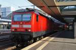 Hier 143 333-3 mit einem RE7 von Wünsdorf-Waldstadt nach Dessau Hbf., bei der Ausfahrt am 29.10.2011 aus Berlin Ostbahnhof.