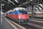 BERLIN, 13.10.2012, die polnische E-Lok 5 370 002 vor einem Berlin-Warszawa-Express wartet im Ostbahnhof auf die Ausfahrt