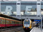  RE  prangt in großen Buchstaben über dem neuen Ost-West-Regionalbahnhof am Ostkreuz - als Teil des Schriftzugs OSTKREUZ. Der RE2 nach Wismar ist nicht ganz pünktlich, von so unangenehmen Nachrichten bleibt der Fahrgast auf dem Bahnhof aber verschont, er merkt's schon früh genug, ganz wie nebenan bei der S-Bahn. Aus Fahrplan-Gründen ist der RE2 die einzige Regionalbahnlinie auf der Stadtbahn, die den nächsten Halt, Berlin Ostbahnhof, ab sofort auslässt. 10.12.2017, Berlin Ostkreuz, ODEG KISS 445 103