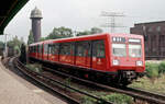 Der Berliner S-Bahn-Zug 270 159, schon in seiner neuen Lackierung rot-anthrazit, durchfährt am 25.06.1991 den S-Bahnhof Berlin Ostkreuz.