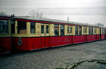 Der 1928 von O&K an die Berliner S-Bahn gelieferte Gleichstrom-Tw. vom Typ  Stadtbahn  am 15.11.1990 am Ostkreuz Berlin.