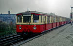 275 353 am 14.11.1990 im Berliner S-Bahn-Bahnhof Ostkreuz.