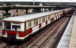 Blick von der Überführung am Bf. Berlin Ostkreuz am 25.07.1991 auf 276 329. 