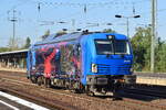 248 029 von Spitzke fährt durch Berlin Schönefeld in Richung Grünauer Kreuz. Besonders auffällig ist die futuristische Folierung.

Berlin 22.09.2024