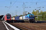 Während 147 015 mit einer RB in Berlin Schönefeld einrollt, fährt 193 726 mit einem Containerzug in Richtung Grünauer Kreuz.

Berlin 22.09.2024