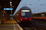 Am Abend steht eine Regionalbahn nach Oranienburg in Berlin Schönefeld und wartet auf Abfahrt.