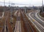 Blick auf den Bahnhof Berlin Schnefeld am 24. Januar 2012 von einer Fugngerbrcke in Schnefeld. Auf Gleis 3 RB 22  (RB 28821) nach  Potsdam Griebnitzsee ,  auf Gleis 4 RB   14 (RB 18991) nach  Senftenberg  und auf Gleis 6 RB 14 (RB 18922) nach  Nauen 