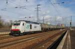 Hier 285 108-7 mit einem Kesselwagenzug, bei der Durchfahrt am 6.2.2013 durch Berlin Schnefeld Flughafen, in Richtung Wnsdorf-Waldstadt.