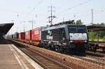 Hier 189 208-2 mit einem KLV-Zug, bei der Durchfahrt am 27.7.2013 durch Berlin Schnefeld Flughafen, in Richtung Berlin Gnauer Kreuz.