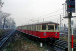 275 095 verlässt am 14.11.1990  Berlin-Schöneweide Bbf. 