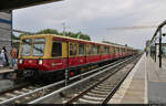 485 061-7 (270 121-7) hat mit einem Schwestertriebzug den Endbahnhof Berlin-Schöneweide (S) auf Gleis 4 erreicht.

🧰 S-Bahn Berlin
🚝 S85 Berlin-Pankow–Berlin-Schöneweide (S)
🚩 Bahnstrecke Berlin Warschauer Straße–Königs Wusterhausen (KBS 200.85)
🕓 22.8.2021 | 14:52 Uhr