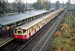 275 223, 1929 von LHB geliefert, am 14.11.1990 bei der Ausfahrt aus dem Betriebsbahnhof Berlin-Schöneweide.