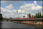 143346 fährt am 16.5.2007 mit der RB nach Senftenberg am S-Bahnhof Jannowitzbrücke vorbei.
Dahinter ragt der Ost Berliner Fernsehturm empor.