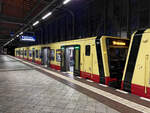 Der zweite Wagenteil des 483 517 (angeschrieben 483 021 B), ein Triebwagen der nur aus 21 Viertelzügen (zwei Wagenteilen) bestehenden jüngsten Baureihe der Berliner S-Bahn, am 24.03.2024 im