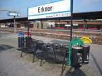 Regional-Bahnsteig Berlin-Erkner, aufgenommen am 13.02.2008, hbsch finde ich die bunten Abfallbehlter auf den Berliner Bahnsteigen. Im Hintergrund der S-Bahn-Bahnsteig (Endstation).