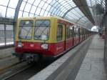 BR 485 als S9 nach S-Bahnhof Flughafen Schnefeld im S+U Bahnhof Berlin-Spandau.